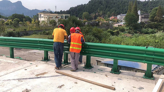 塔城高速公路护栏板的维护确保道路安全的关键环节